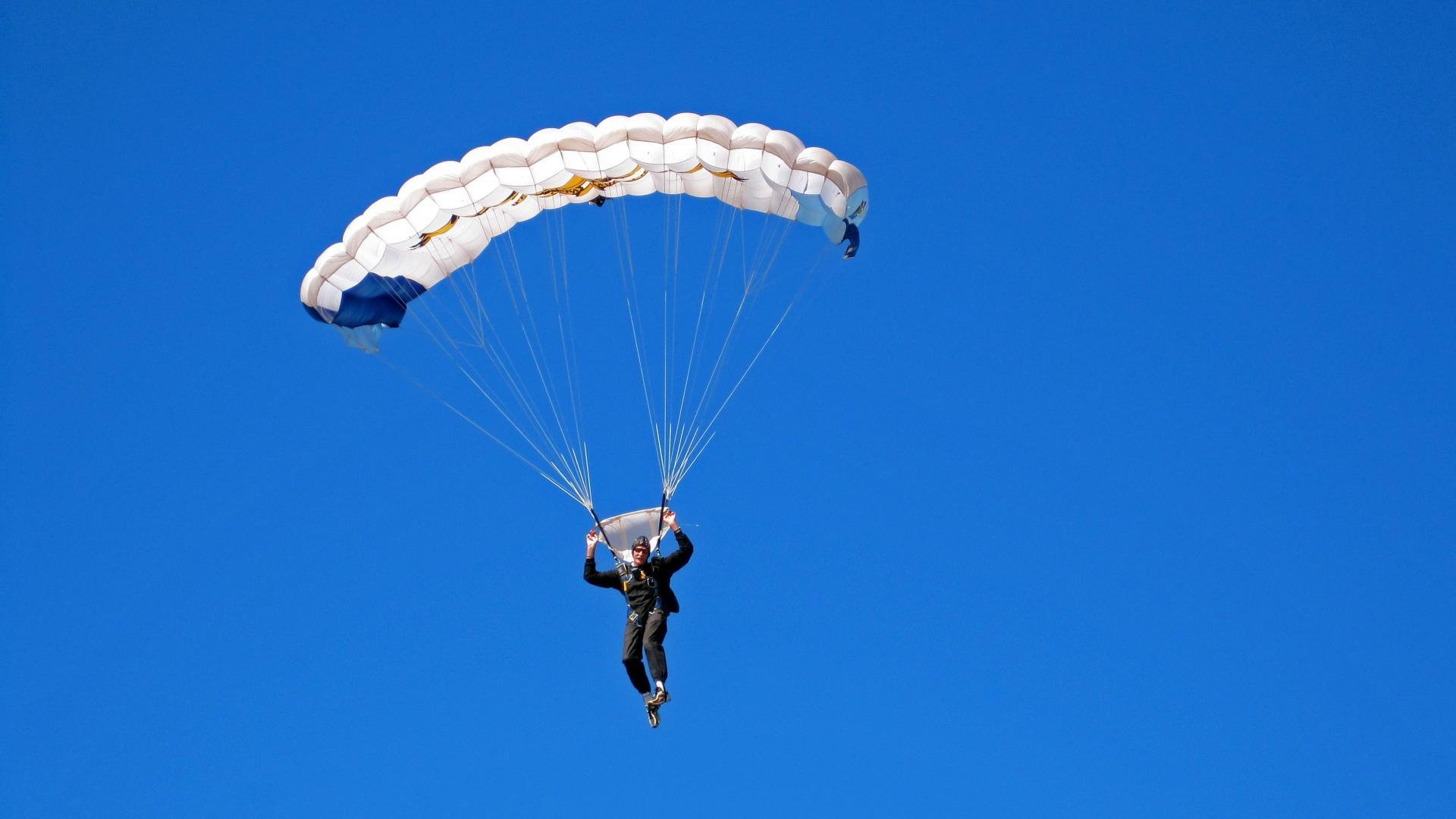 智能机器人训练助力乒乓球选手提高反应速度，机器人辅助乒乓球运动员进行训练